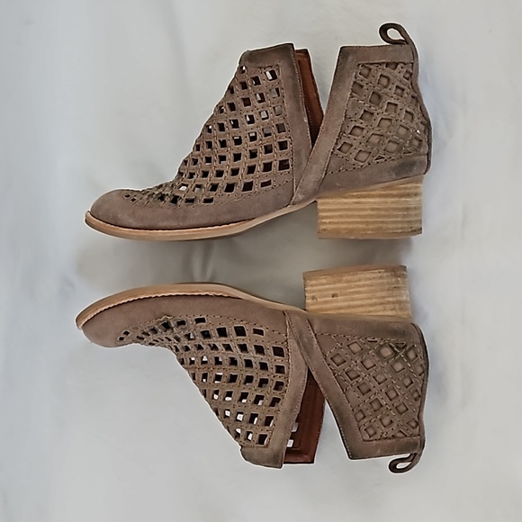 Jeffrey Campbell Taggart Open Weave Cut Out Bootie Suede Beige Tan Size 8 - Picture 10 of 13